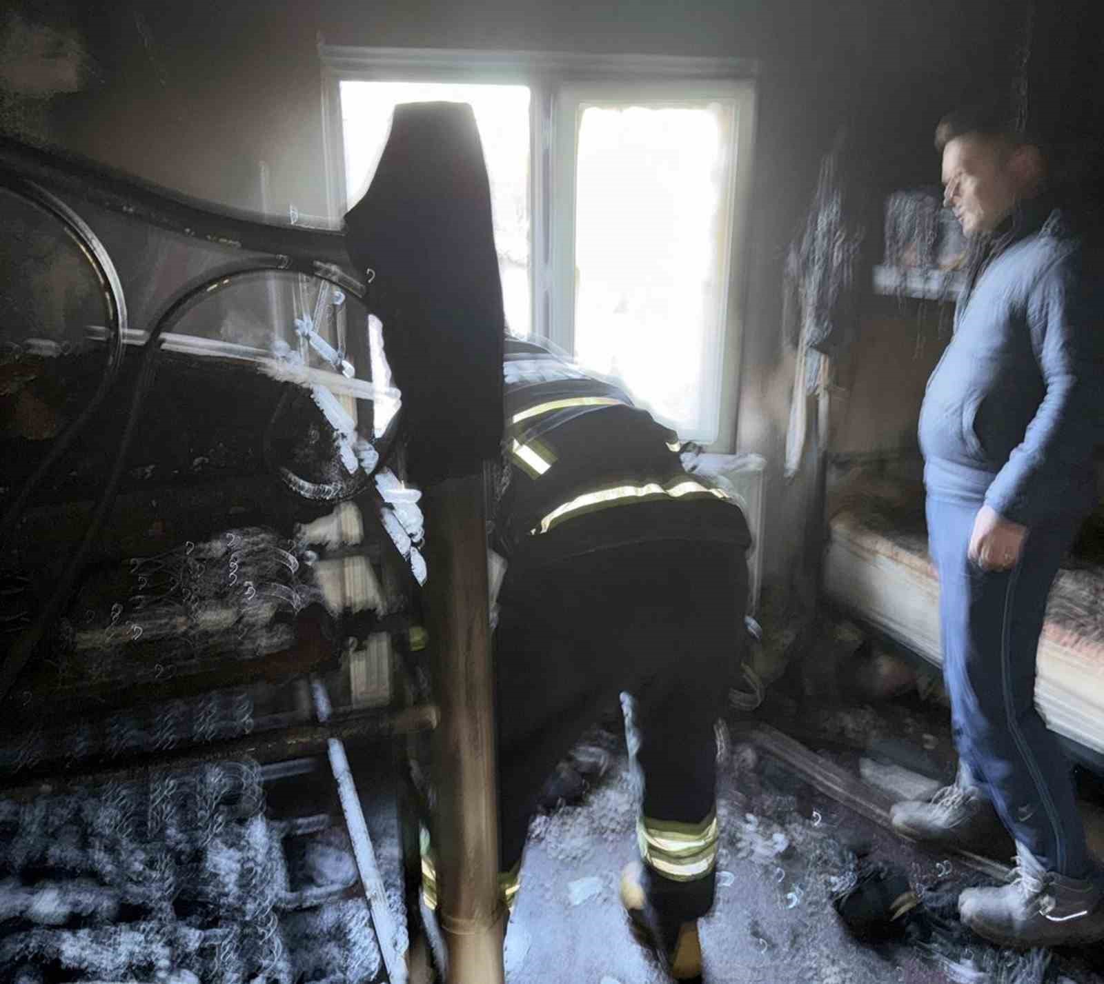 İzinli itfaiyeci yangına müdahale etti