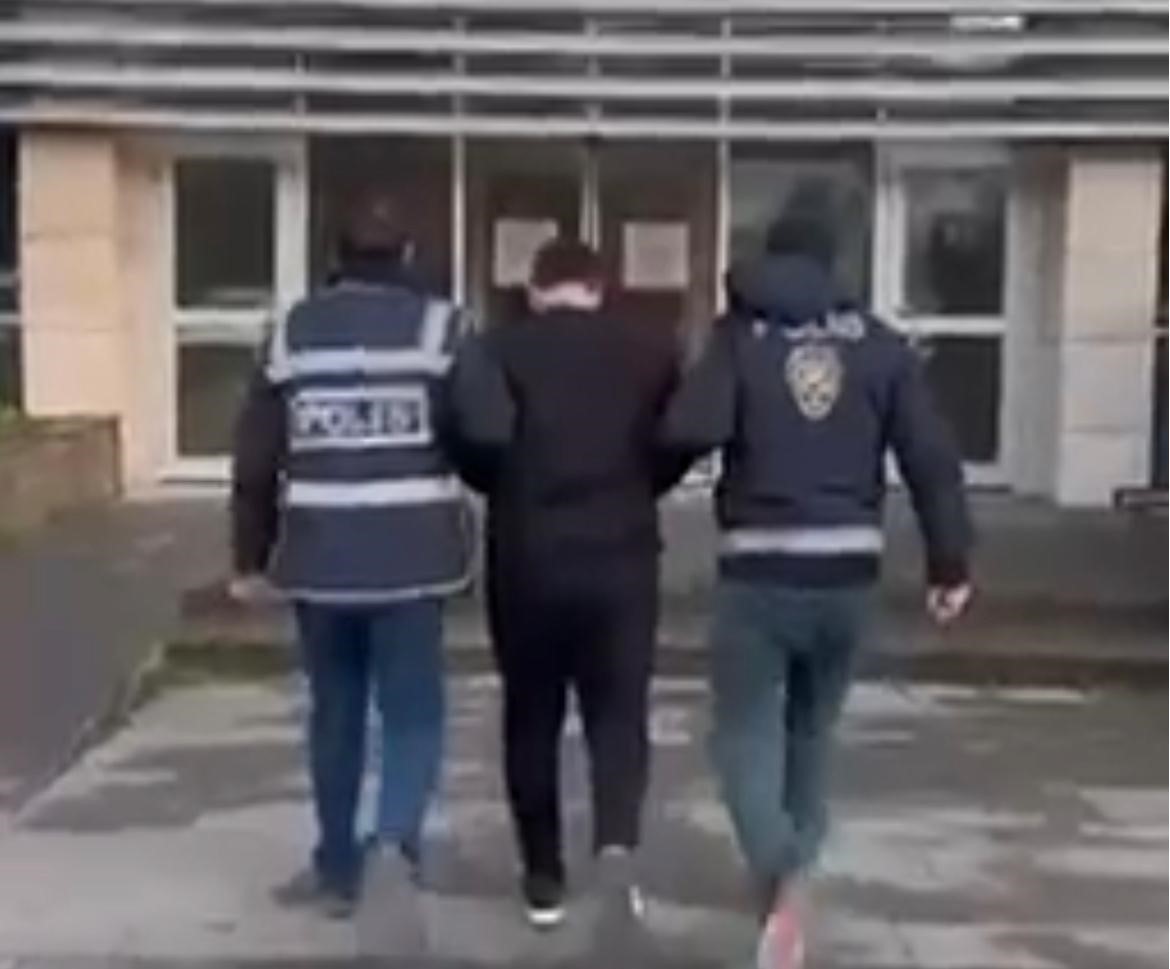 İzmir’de kesinleşmiş hapis cezasıyla aranan uyuşturucu taciri yakalandı