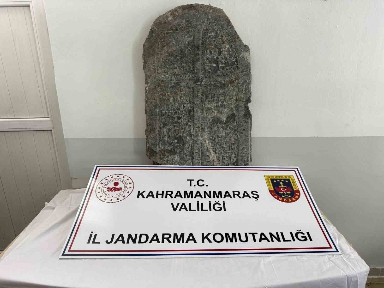 Kahramanmaraş’ta Bizans dönemine ait mezar taşı ele geçirildi: 3 gözaltı