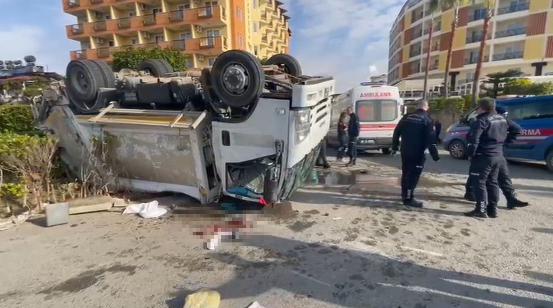 Kamyonun arkadan çarptığı çöp kamyonu devrildi: 1’i ağır 3 işçi yaralandı