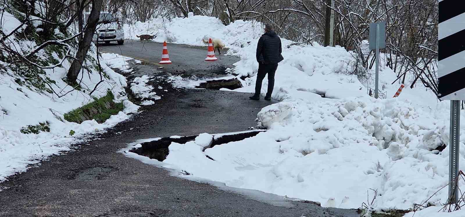 Kar yağışı sonrası mahalle yolu heyelana teslim oldu