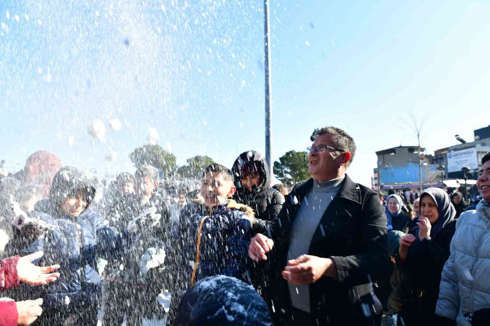 Kar yağmayan ilçede çocuklara kar sürprizi