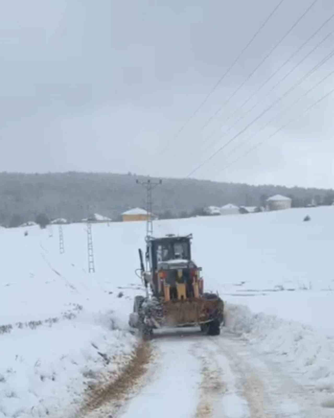 Karabük’te kar yağışı nedeniyle 109 köy yolu ulaşıma kapandı