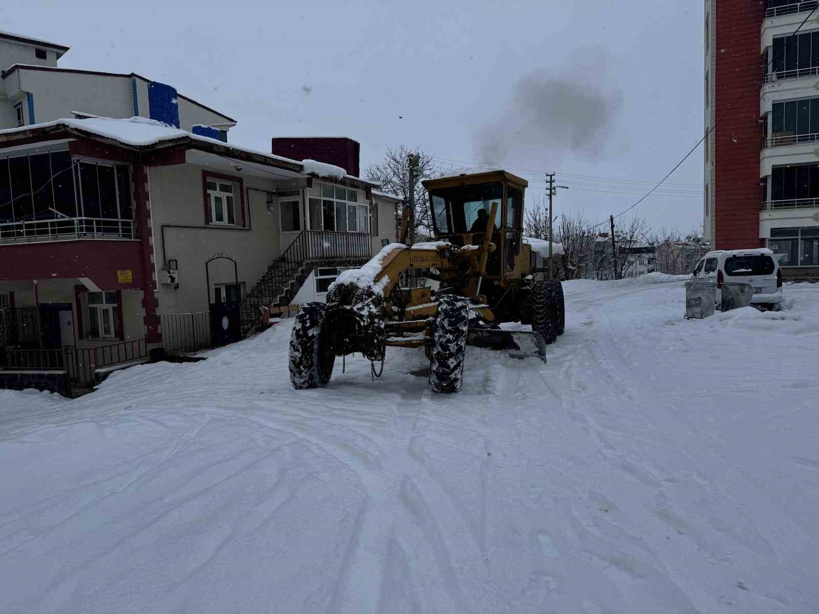Karakoçan’da karla mücadele çalışmaları sürüyor