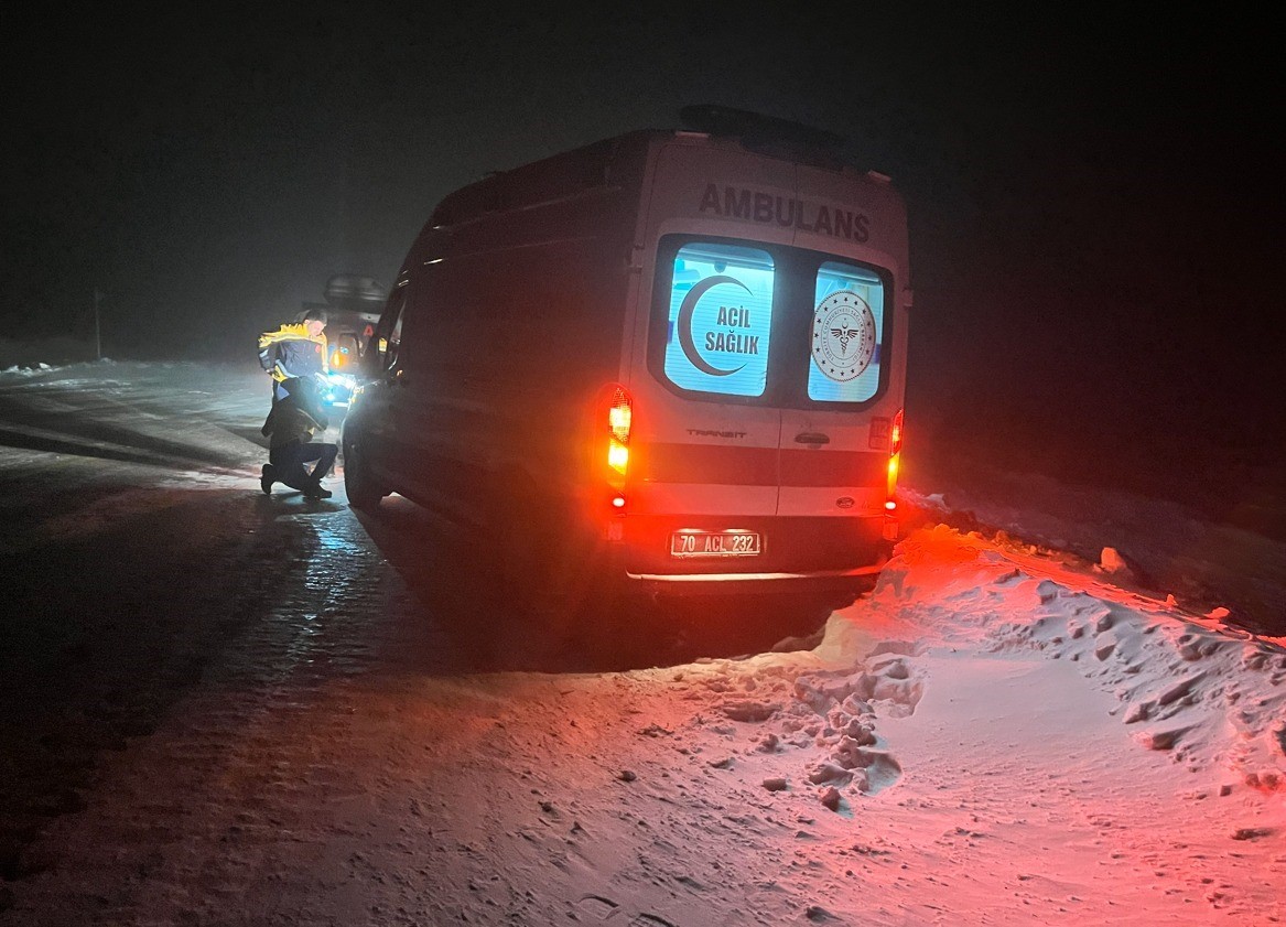 Karaman’da sağlık ekibi kar yağışı ve tipiye rağmen diyaliz hastası kadını hastaneye ulaştırdı