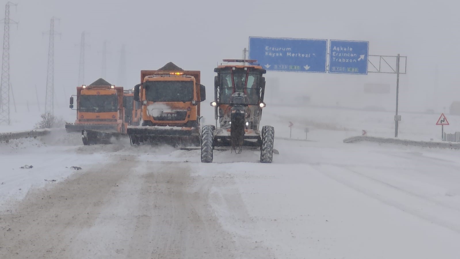 Karayolları ekipleri karla mücadele için seferber oldu