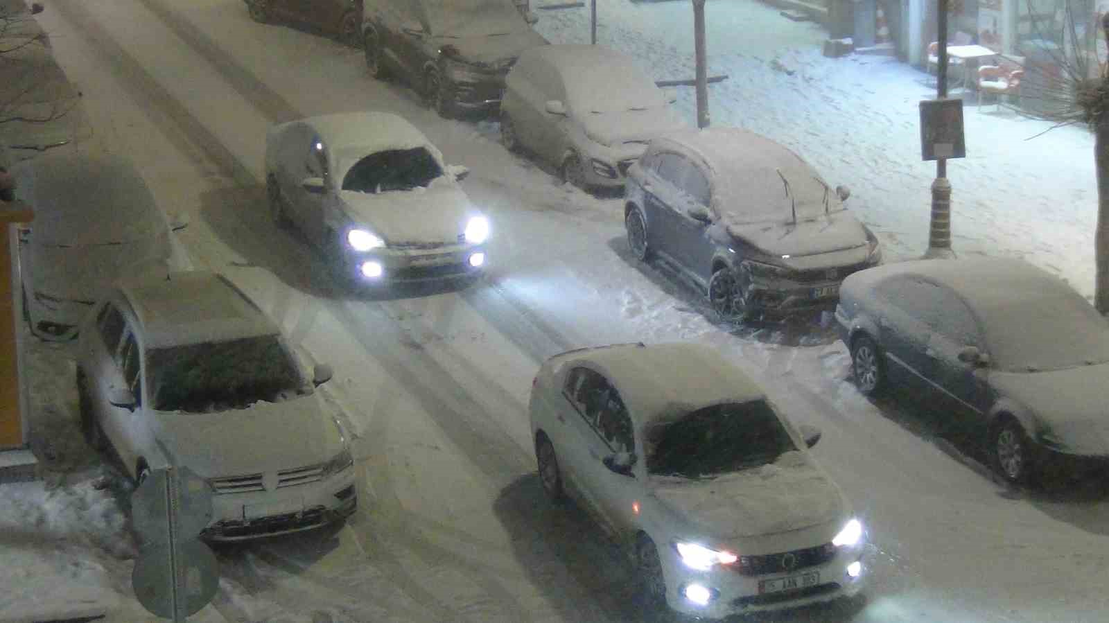 Kars’ta kar ve tipiden göz gözü görmüyor