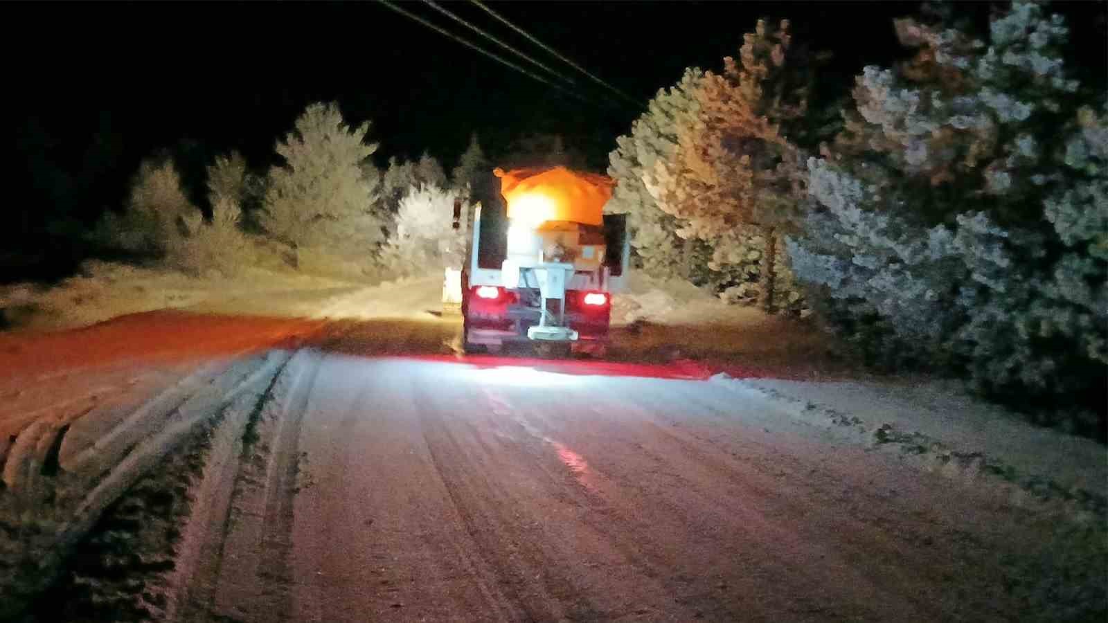 Kırıkkale’de köy yollarında karla mücadele çalışmaları