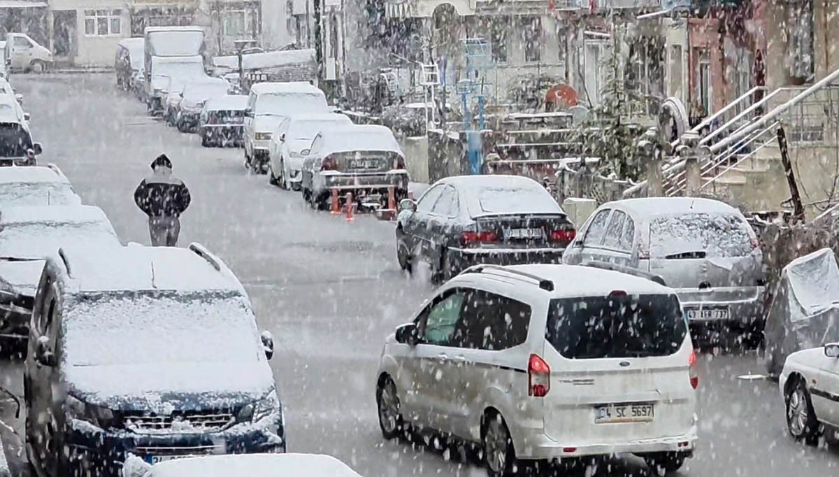 Kütahya beyaza büründü, kar yağışı ulaşımı olumsuz etkiledi