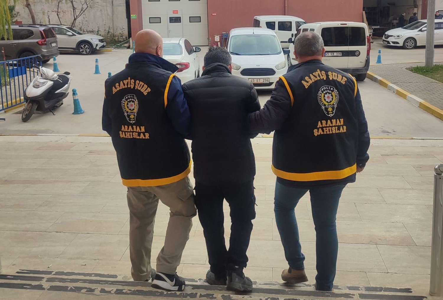 Manisa’da 7 ayrı suçtan aranan firari kıskıvrak yakalandı