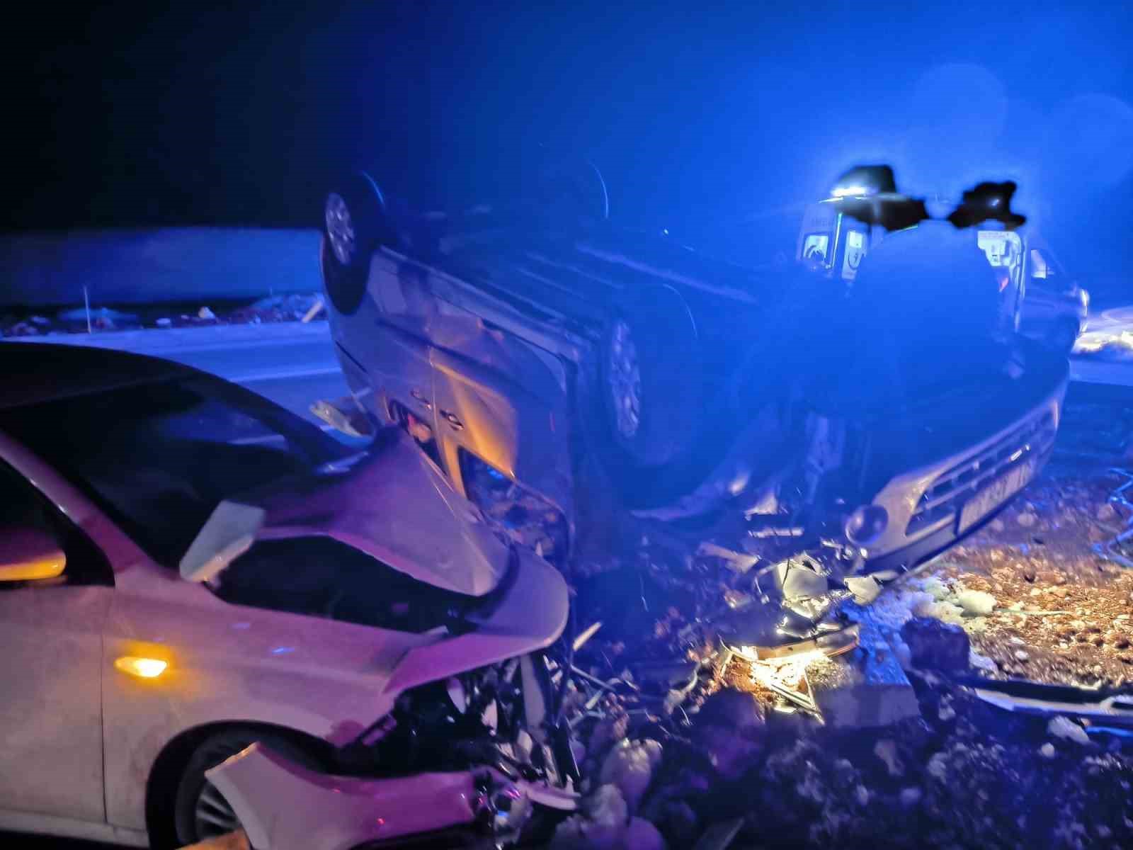 Mardin’de otomobil ile hafif ticari araç çarpıştı: 5 kişi yaralandı