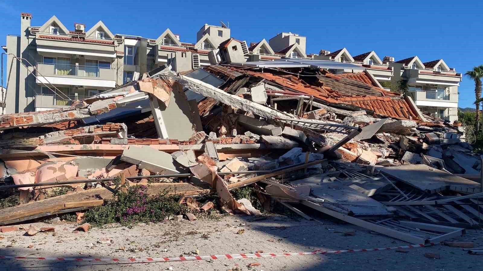 Marmaris’te güçlendirme çalışması yapılan apart otel çöktü