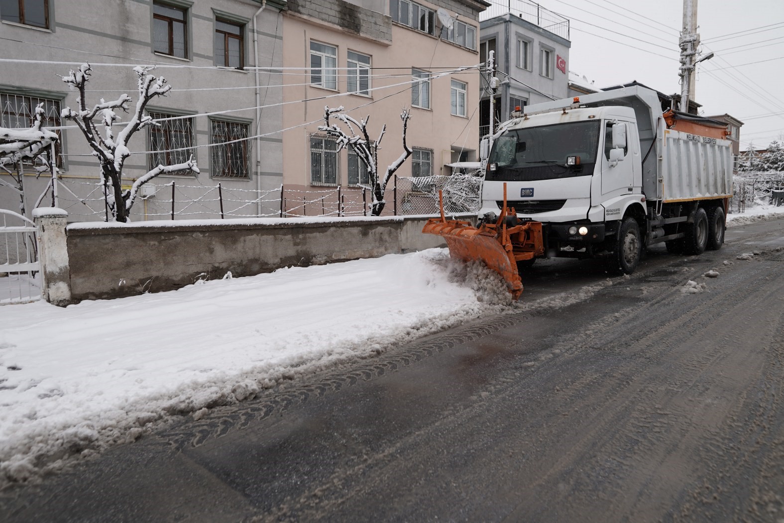 Melikgazi’de karla mücadele çalışmaları kesintisiz devam ediyor
