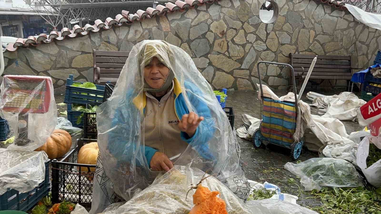 Menteşe’de sağanak yağış vatandaşlara zor anlar yaşatıyor