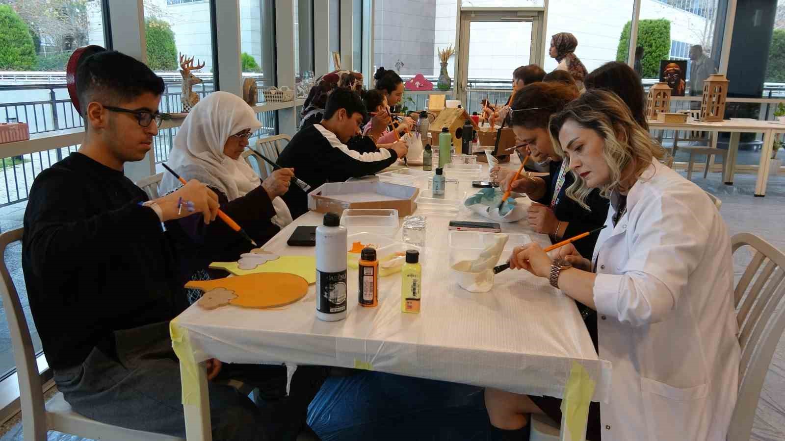 Mersin’de hastalar ve sağlık çalışanları sanatta buluştu