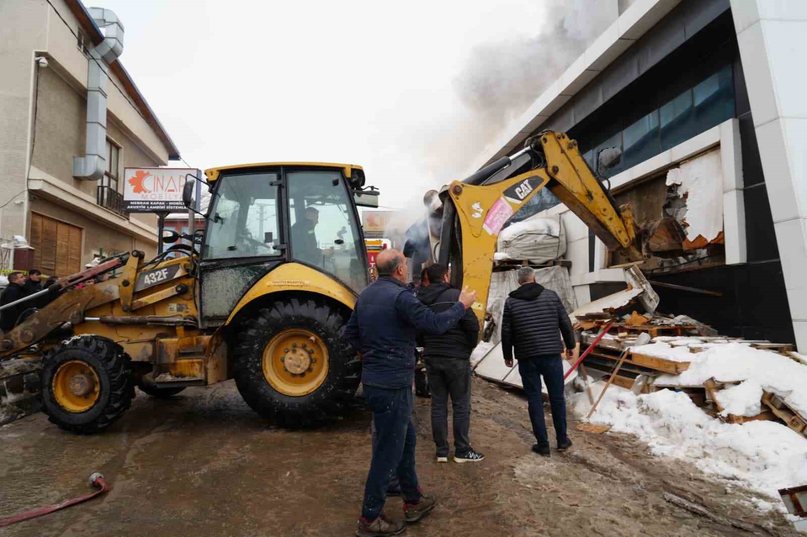 Mobilya fabrikasında yangın: 1 ölü, 1’i ağır 7 yaralı