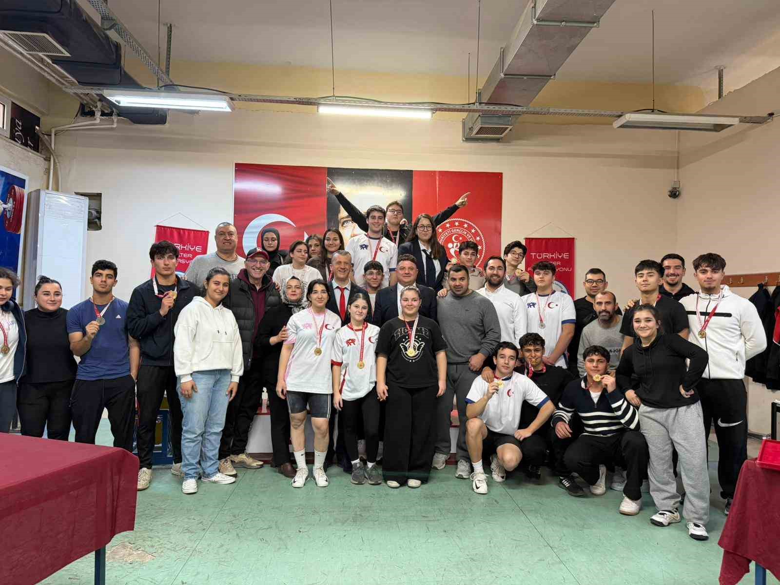 Okul sporları gençler halter müsabakaları tamamlandı