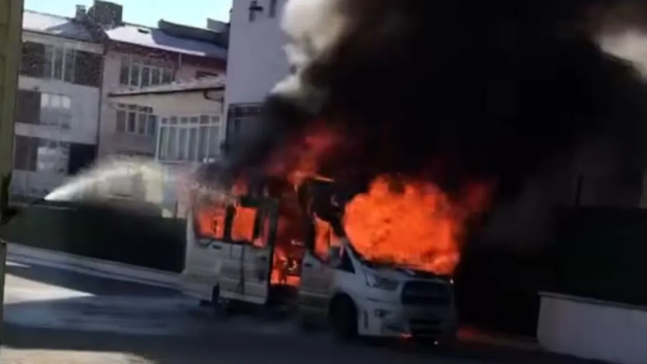 Okul bahçesinde dehşet anları! Servis aracı bir anda alev topuna döndü!
