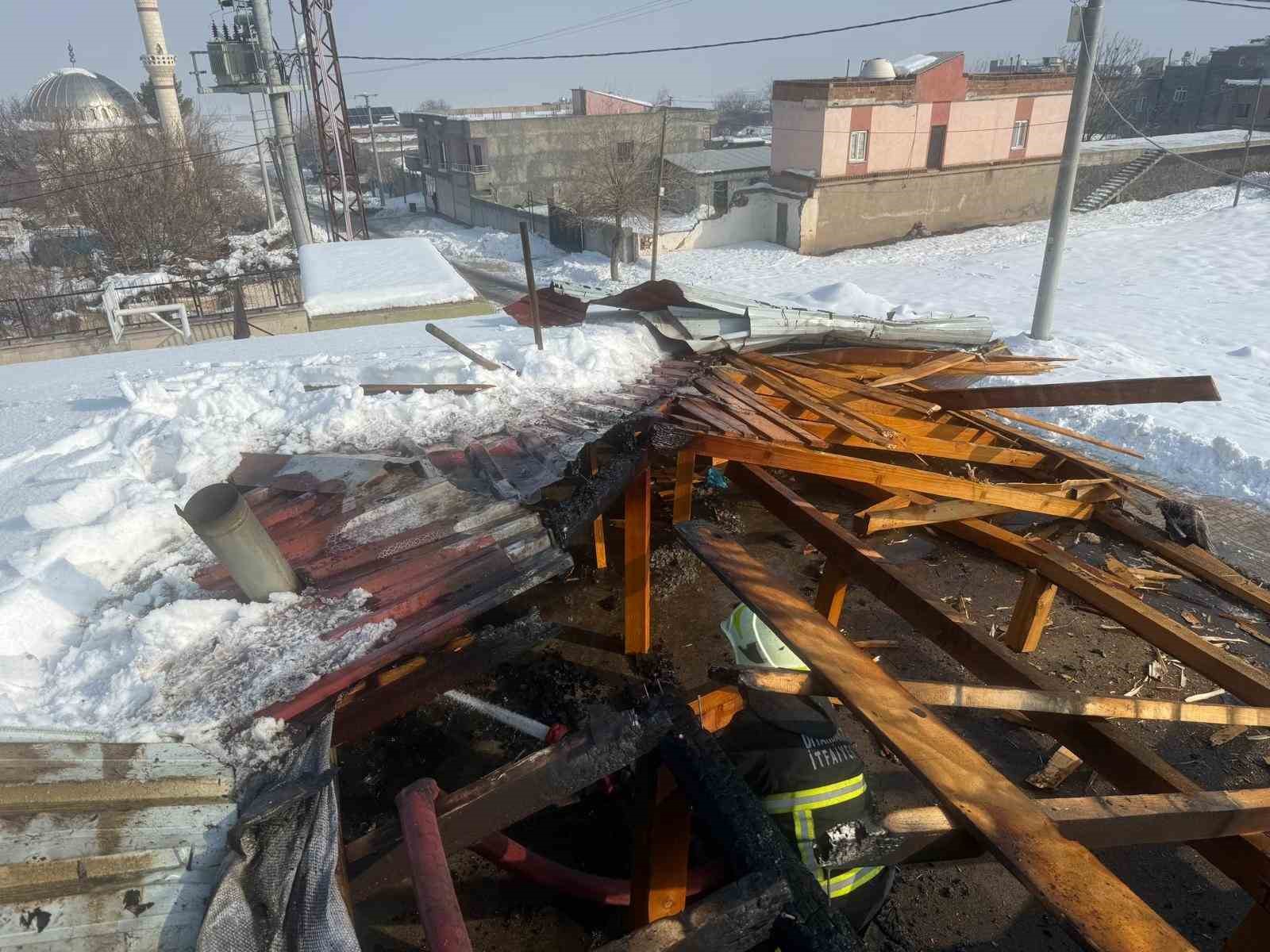 Okulda sobadan çıkan kıvılcım çatıyı tutuşturdu