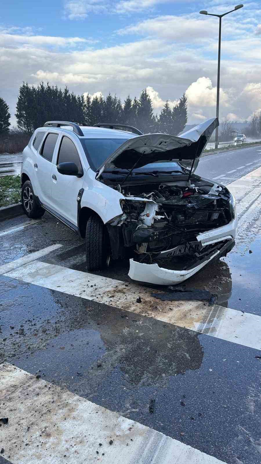 Otomobil yoldan çıkarak tabelaya çarptı: 8 kişi kazayı yara almadan atlattı