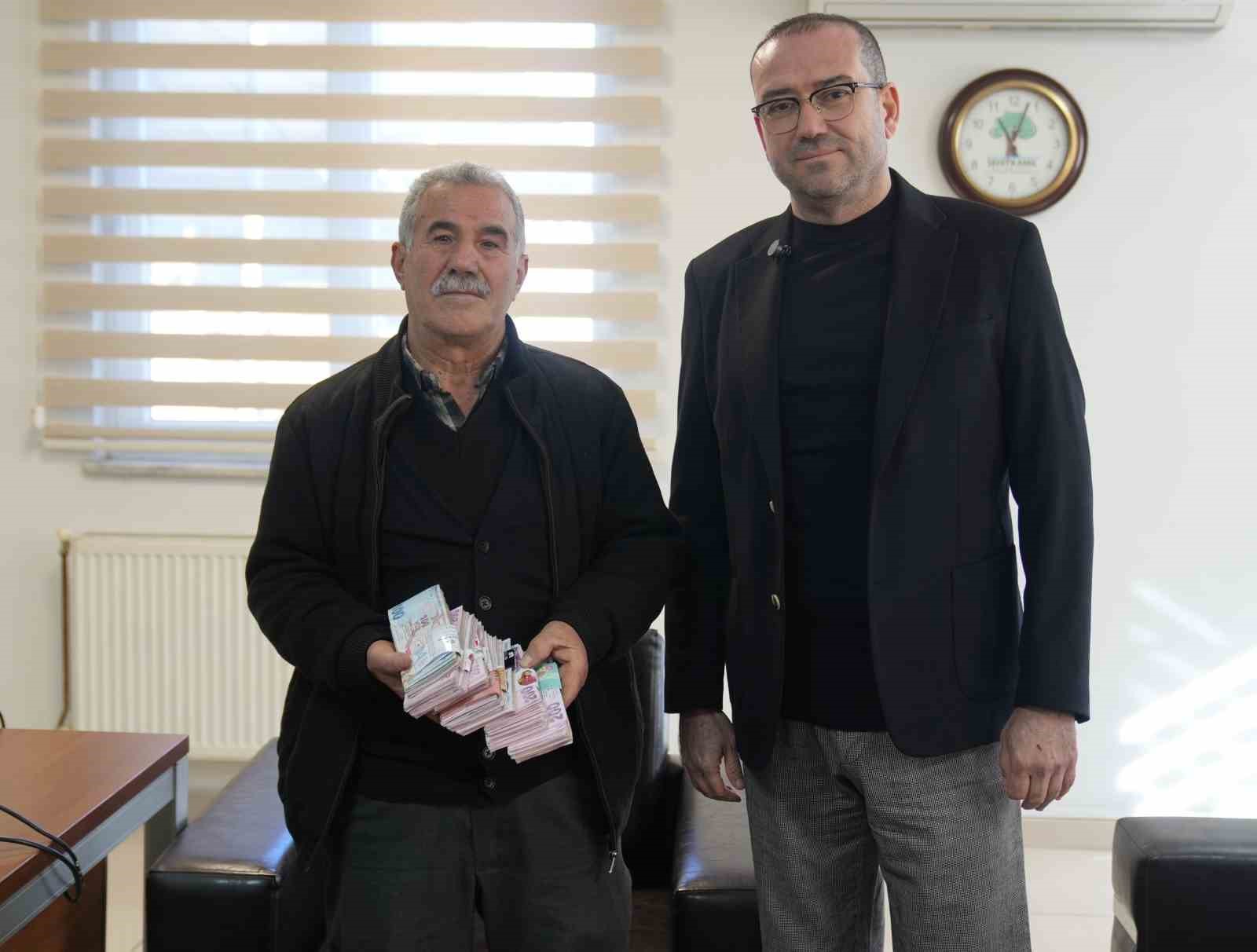 Para poşetini çöpe attı, çöp poşetiyle bankaya gitti