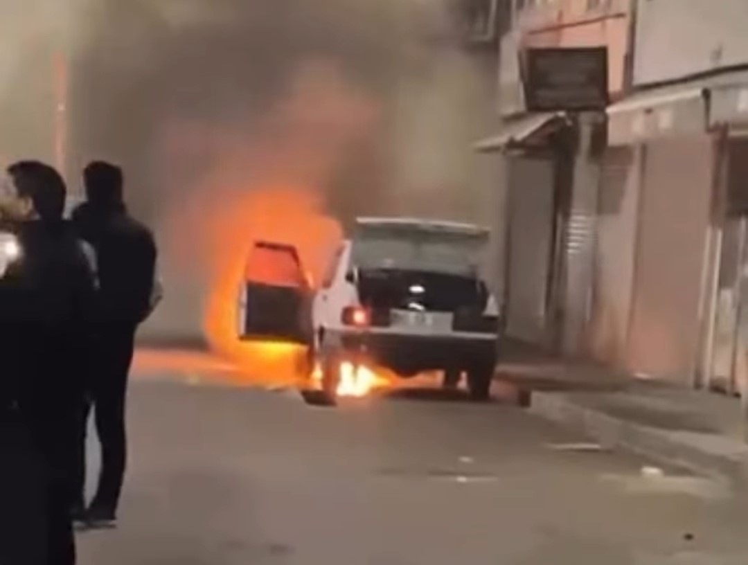 Park halindeki otomobil alev alev yandı