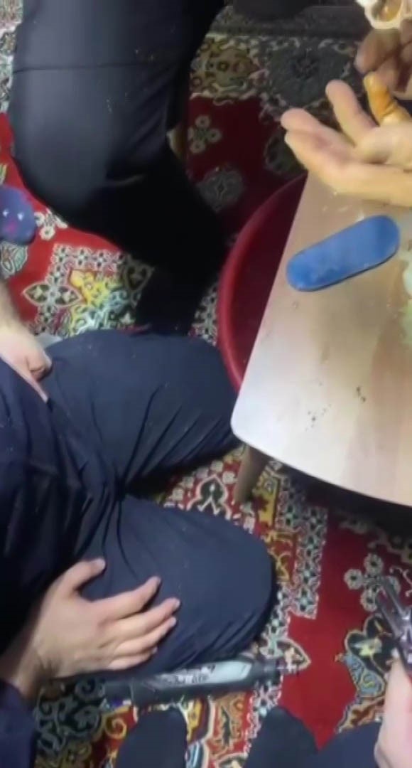 Parmağını kombi borusuna sıkıştırdı