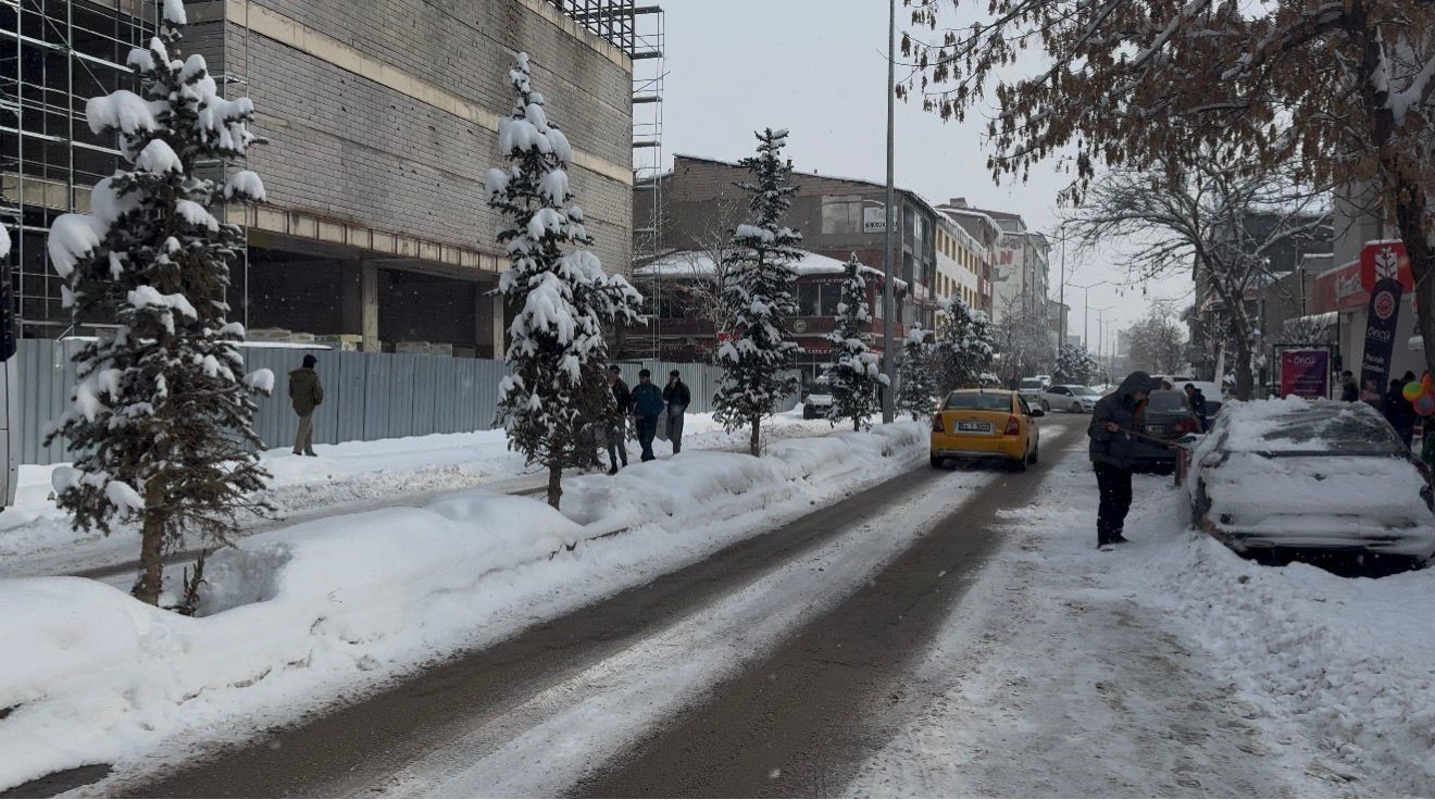 Patnos’ta kar yağışı yeniden etkisini gösterdi