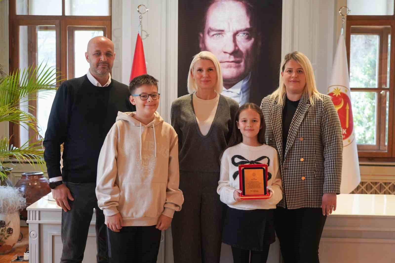 Piyano Festivali ve Yarışması’nda dereceye giren genç piyanist ödüllendirildi