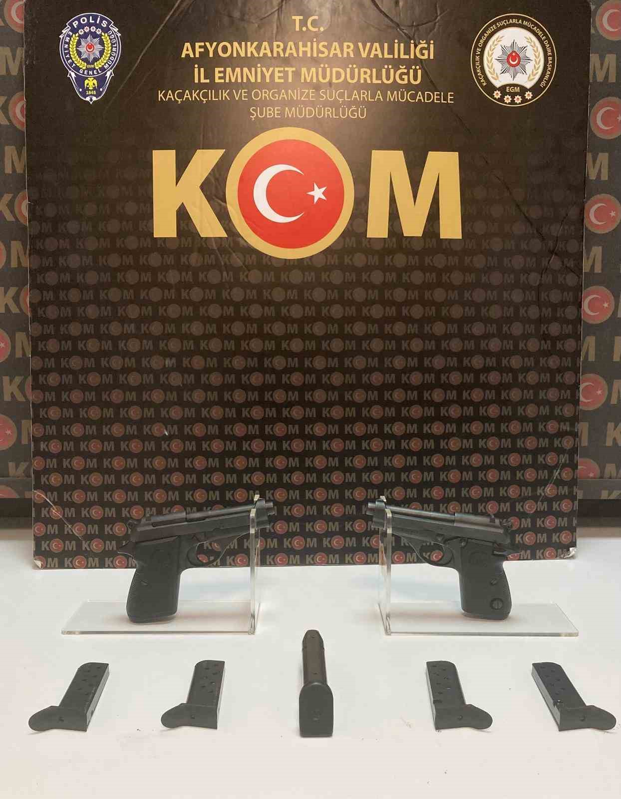 Polis 2 ruhsatsız tabanca ele geçirdi