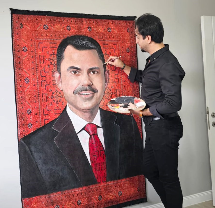 Ressam çift, Bakan Kurum’u halıya resmetti