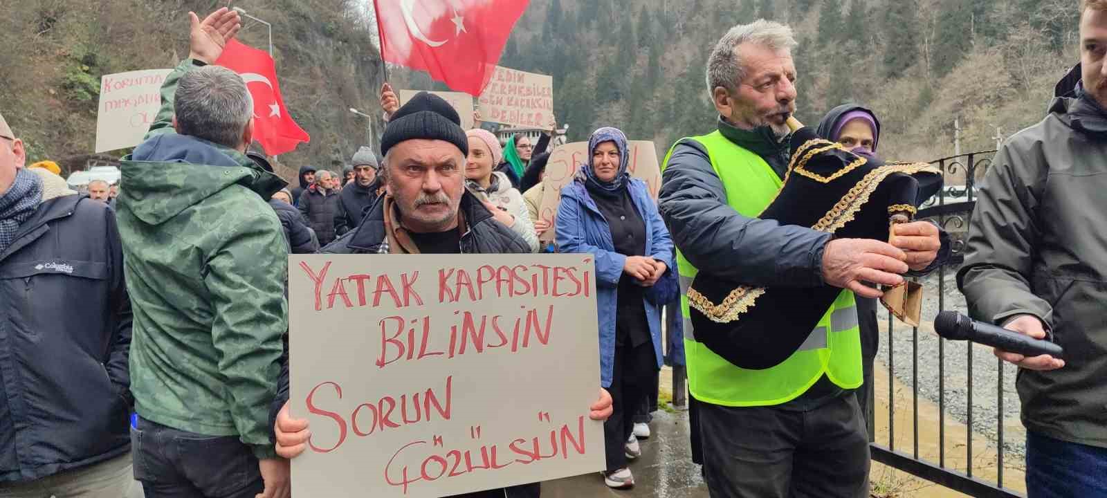 Rize’de ruhsatsız turizm işletmecilerinden “Yıkmayın” protestosu