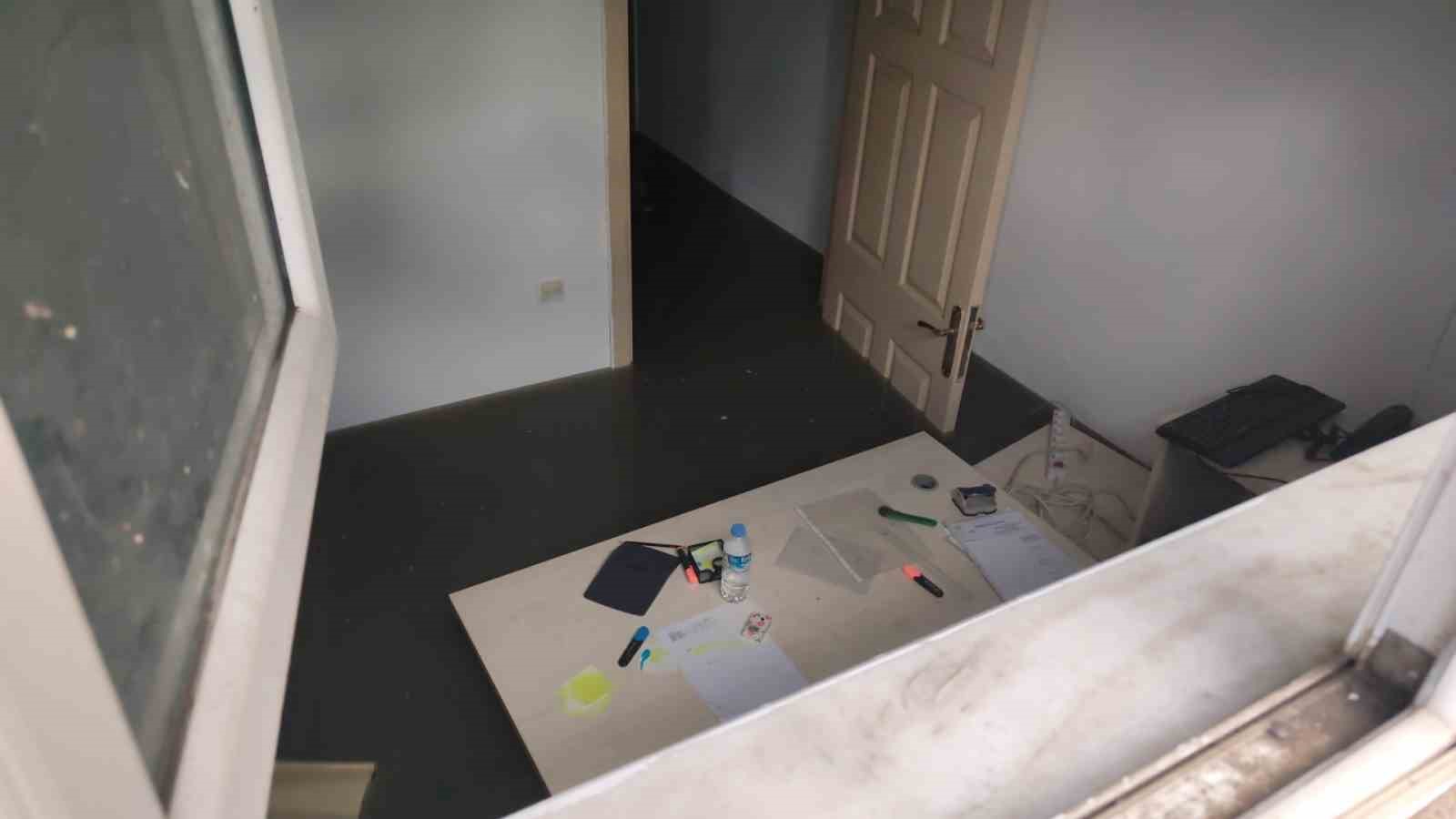 Sağanak yağış Manisa’da su baskınlarına neden oldu