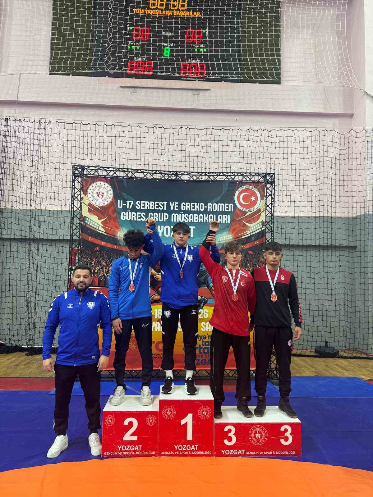 Şahinbey Belediye Spor, U17 güreşte grup şampiyonu