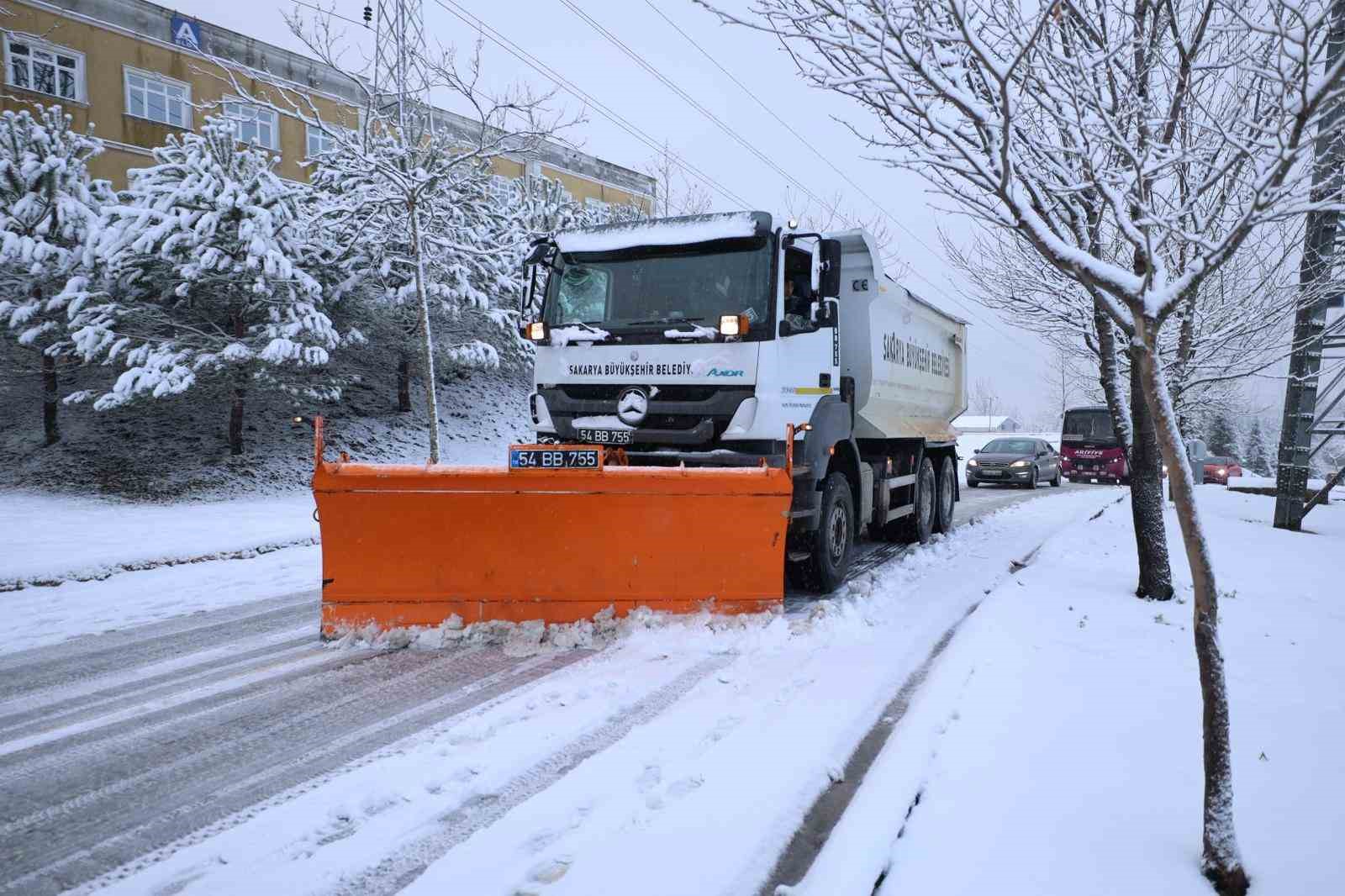Sakarya’da kar yağışı sonrası kapanan 45 grup yolundan 33’ü ulaşıma açıldı