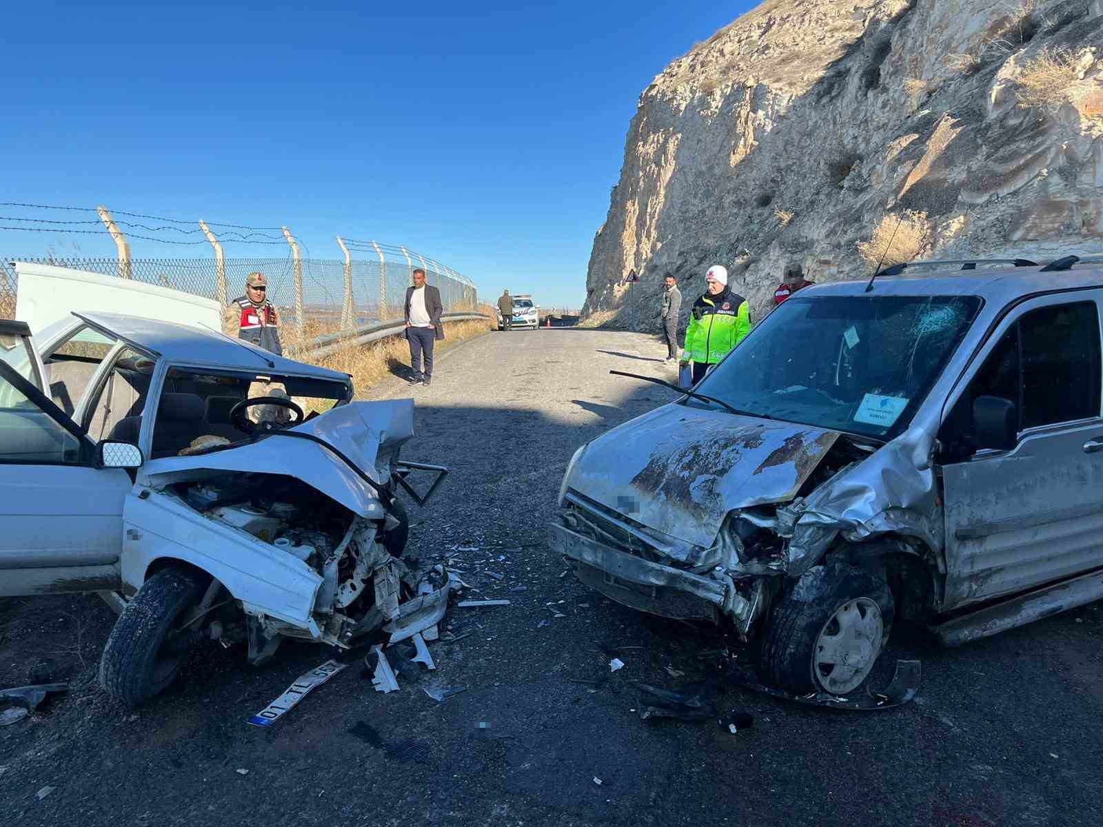 Şanlıurfa’da 2 araç çarpıştı: 3 yaralı