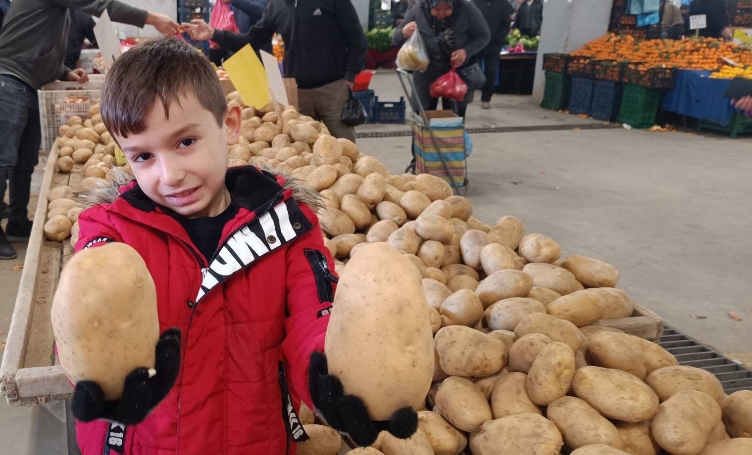 Sarıgöl pazarında dev patatesler ilgi odağı oldu