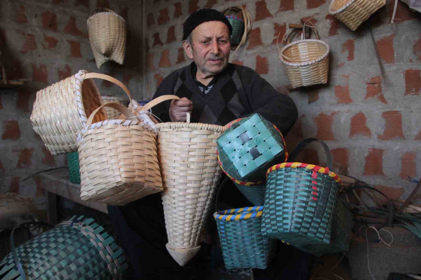 Sepet örerek geçen bir ömür: 88 yaşındaki Haki dede, 10 yaşından bu yana sepet örüyor