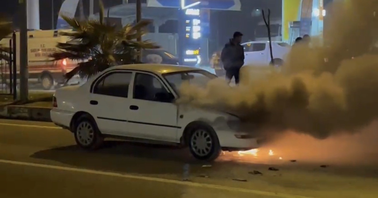 Seyir halindeki otomobil alev topuna döndü