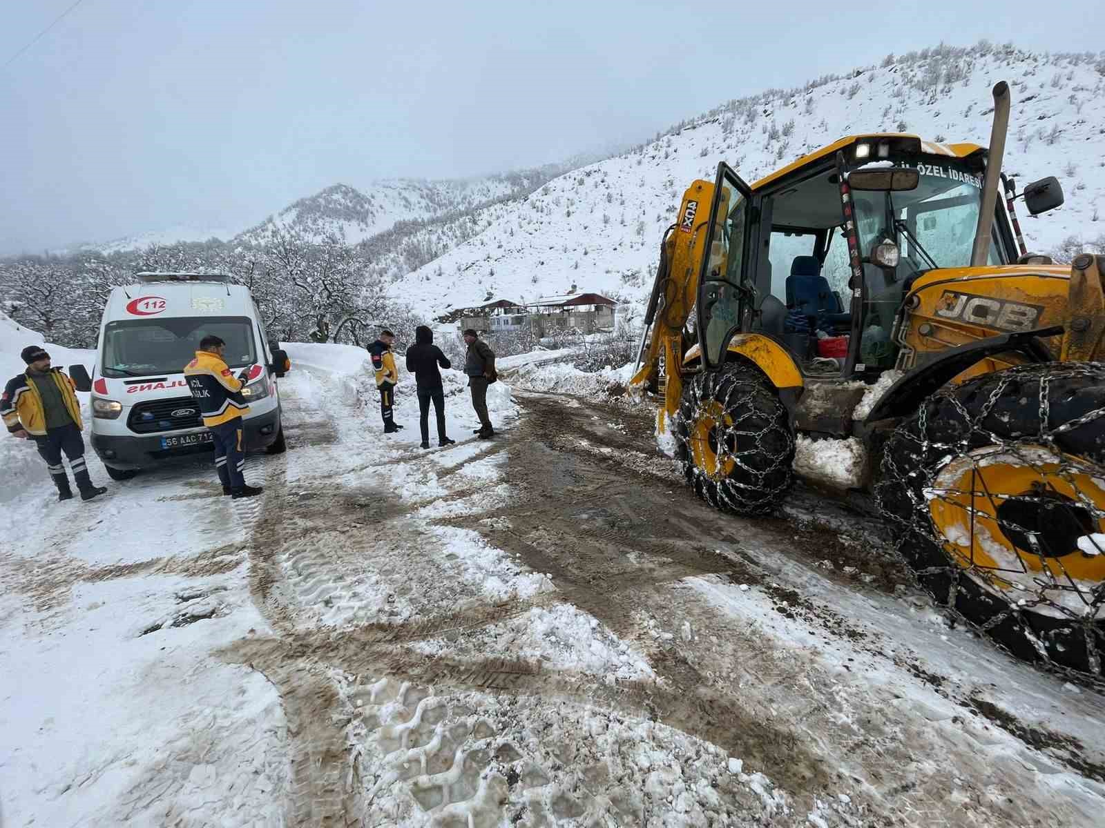Siirt’te kar nedeniyle mahsur kalan hastalar hastaneye ulaştırıldı