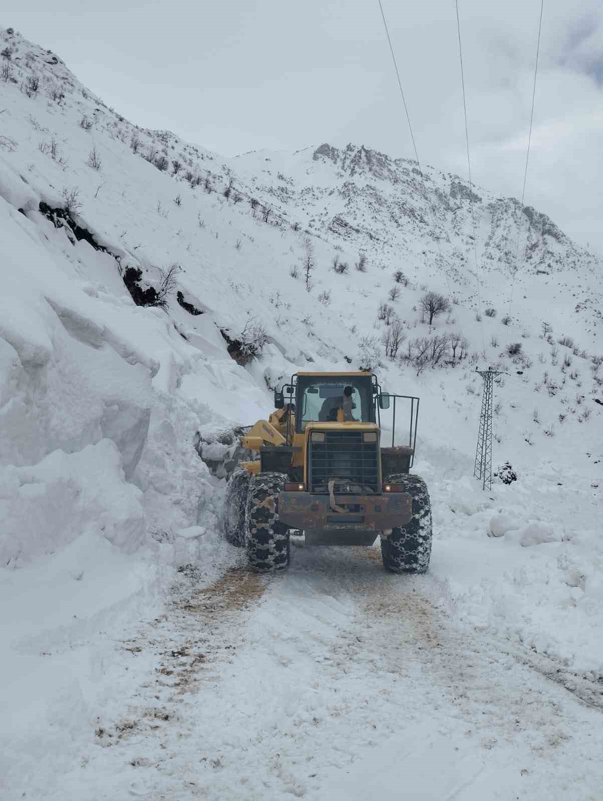 Siirt’te mahsur kalan minibüs kurtarıldı