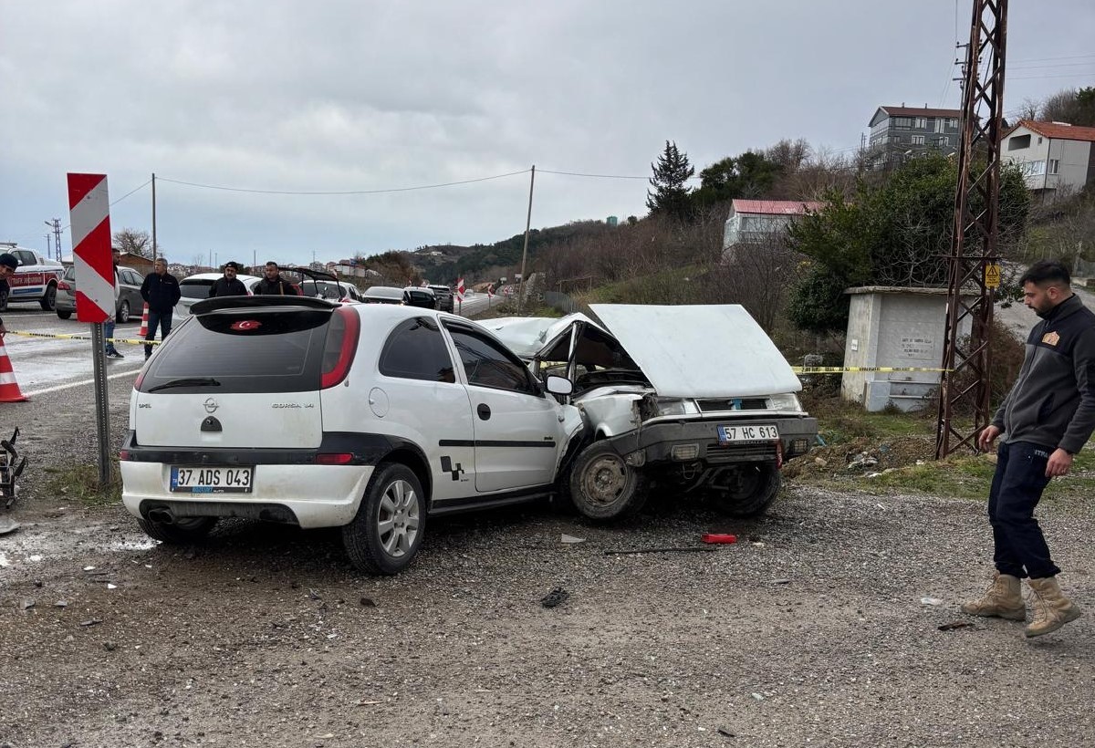 Sinop’ta otomobiller çarpıştı: 1 yaralı