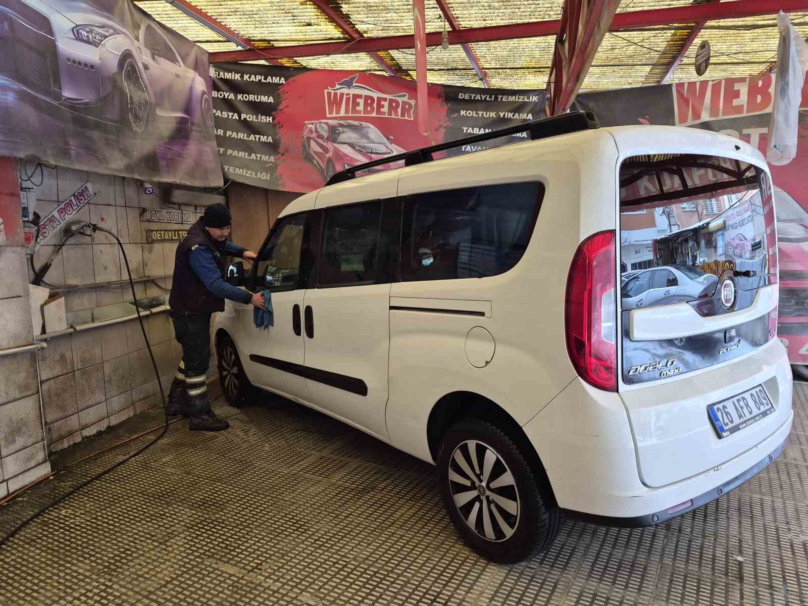 Soğuk havalar oto yıkamacılarda işleri durdurdu