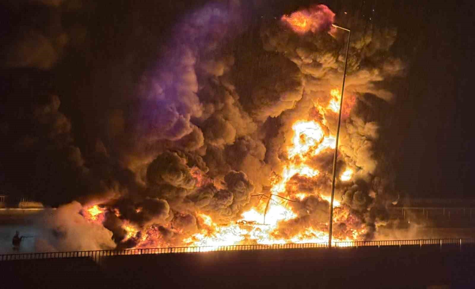 TAG Otoyolu’nda bebek bezi yüklü tır alev alev yandı