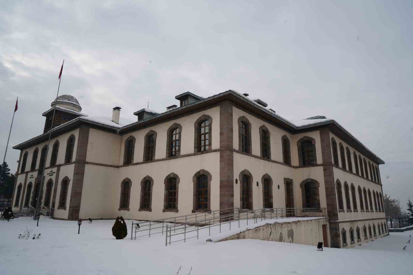 Tarihi Erzurum Kongre Binası için tehlike zilleri çalıyor