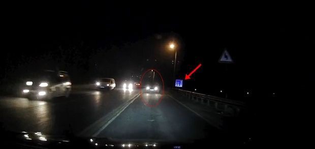 Tekirdağ’da otomobil bir anda kayarak savruldu: Kazanın kıl payı atlatıldığı anlar kamerada