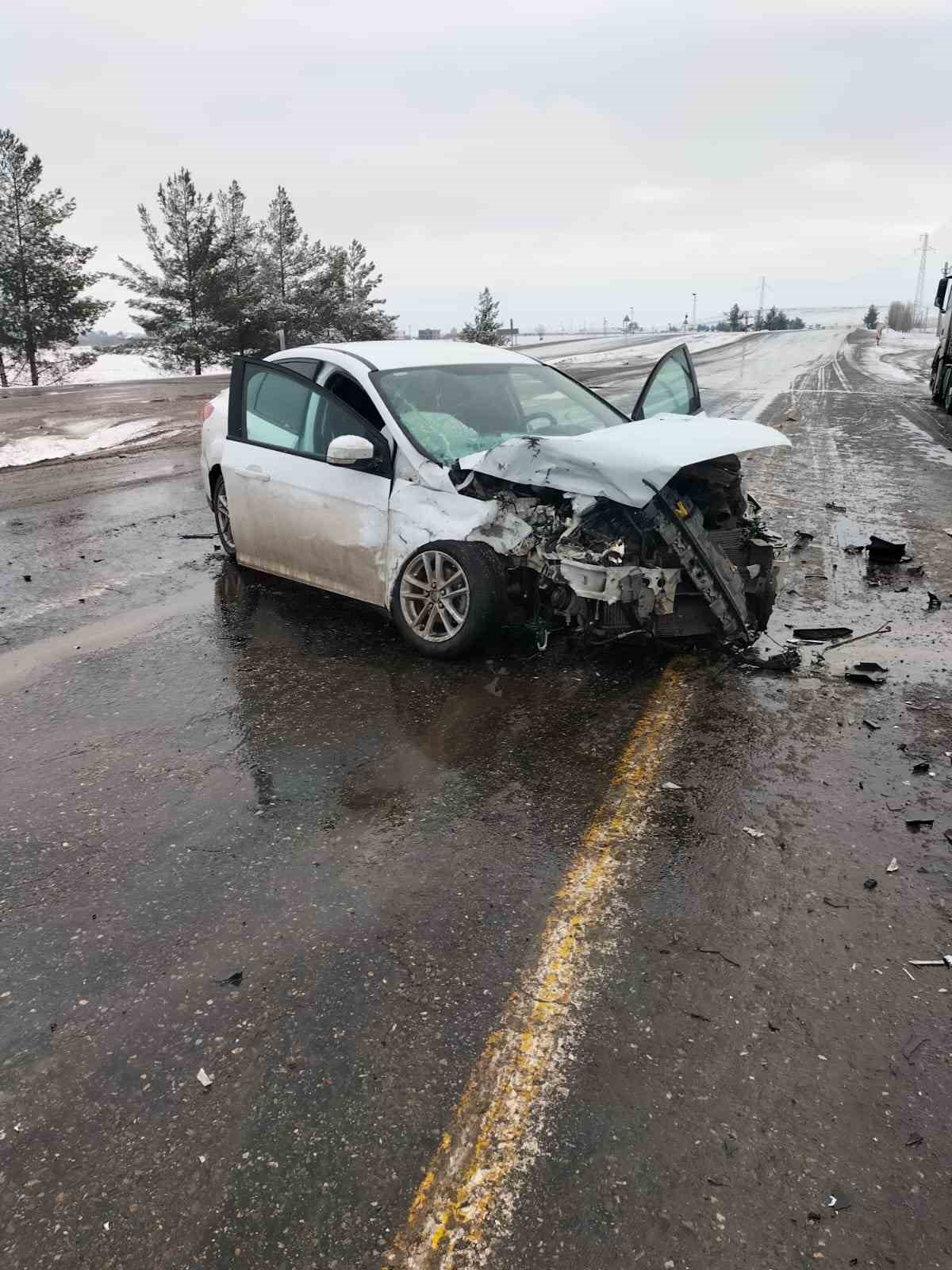 Tır ile otomobil çarpıştı: 2 yaralı