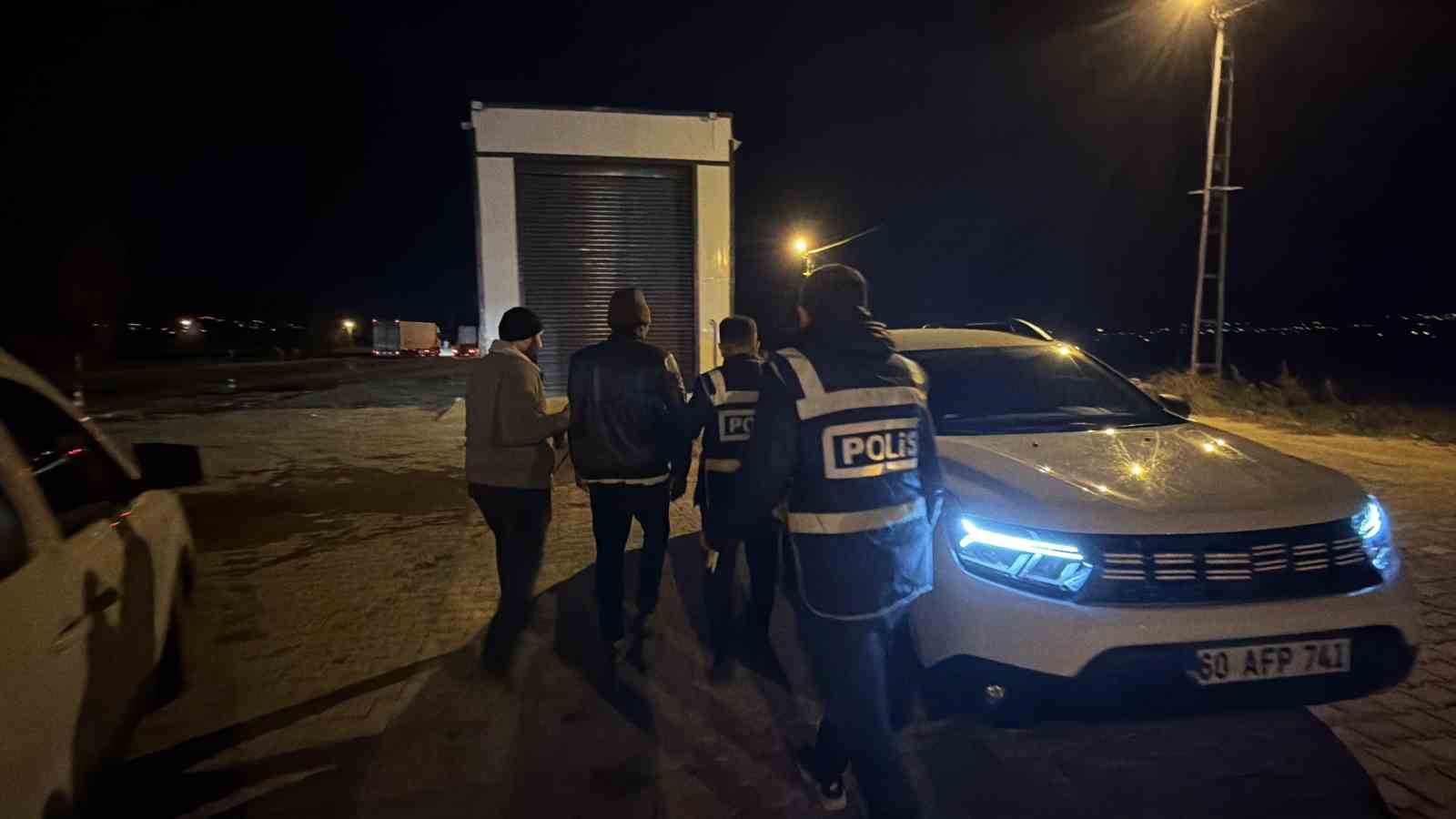 Tokat’ta durdurulan otobüste 5 kaçak göçmen yakalandı