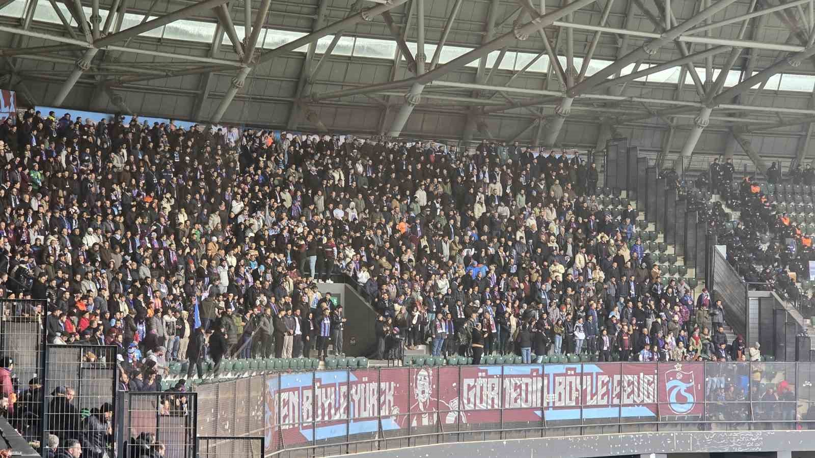 Trabzonspor taraftarı, Kocaeli’de takımını yalnız bırakmadı