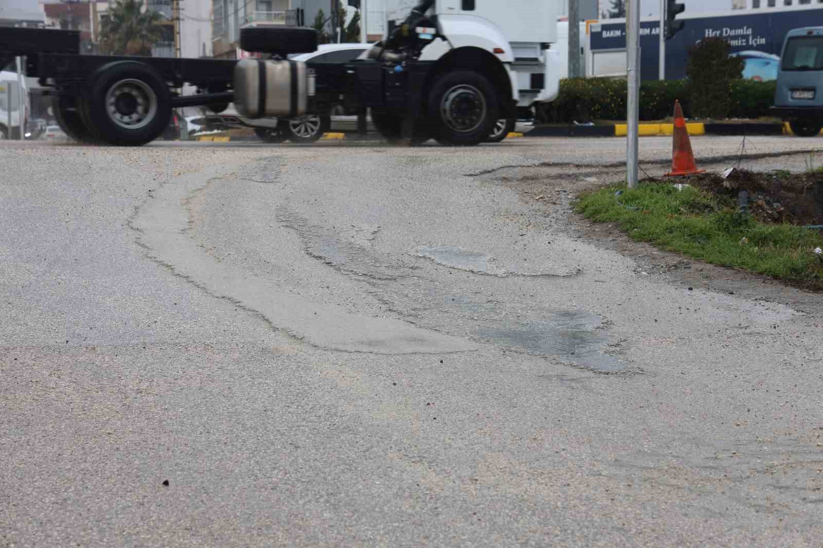 Trafik ışıklarında beklerken yolu betonla kaplayan mikser sürücüsüne ceza uygulandı